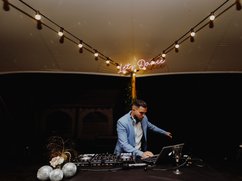 DJ set avec néon rose let's dance