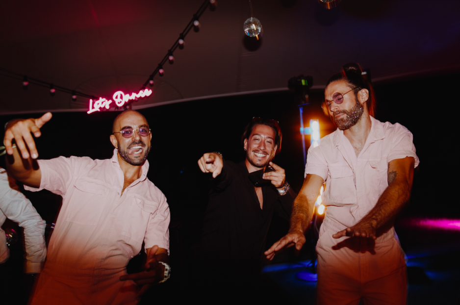 Hommes qui dansent dans une soirée