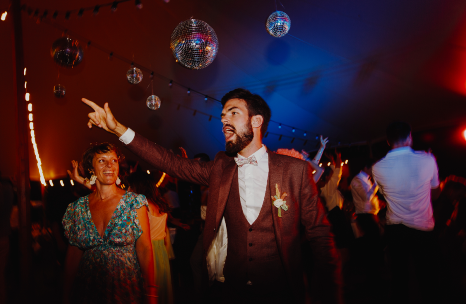 Marié qui danse lors de sa soirée de mariage